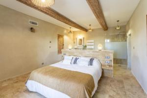 Ένα ή περισσότερα κρεβάτια σε δωμάτιο στο Provencal farm with heated pool in Lamanon near Aix en Provence - 12 people