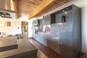 Η κουζίνα ή μικρή κουζίνα στο Provencal farm with heated pool in Lamanon near Aix en Provence - 12 people