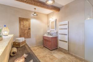 Ένα μπάνιο στο Provencal farm with heated pool in Lamanon near Aix en Provence - 12 people +43 φωτογραφίες