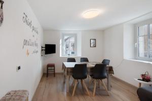 ein Esszimmer mit Tisch und Stühlen in der Unterkunft Appartamenti Gg 2 in Livigno