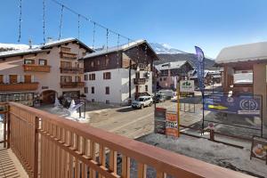 einen Balkon mit Stadtblick in der Unterkunft Appartamenti Gg 2 in Livigno