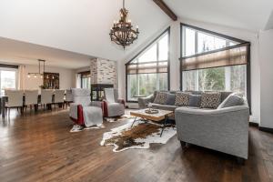 Posezení v ubytování Chalet au Boisé