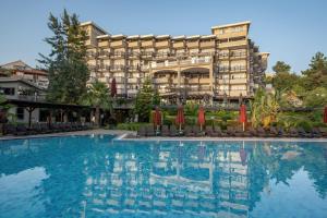 The swimming pool at or close to Justiniano Deluxe Resort