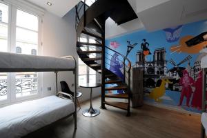 1 dormitorio con litera y mural en The 3 Ducks Eiffel Tower by Hiphophostels, en París