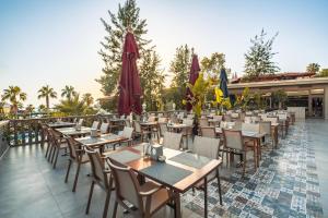 A restaurant or other place to eat at Justiniano Deluxe Resort
