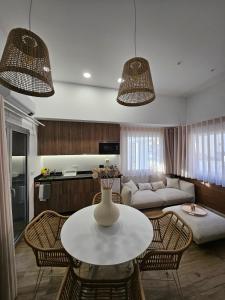 マリーニャ・グランデにあるMarinha Grande Apartamentos COCOON N10の白いテーブルと椅子のあるリビングルーム