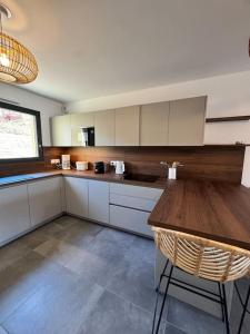 Nhà bếp/bếp nhỏ tại Appartement neuf 6PERS Bel O +5 ảnh