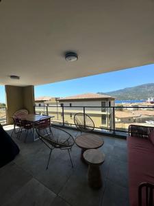 Cảnh núi rừng hoặc tầm nhìn ra núi từ căn hộ