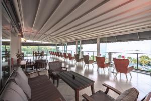 A seating area at Justiniano Deluxe Resort