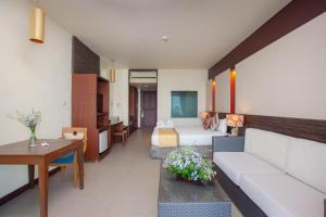 a living room with a couch and a table at Al's Resort in Chaweng