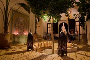 ein Wohnzimmer mit einem Sofa und einem Tisch in der Unterkunft Riad Signature in Marrakesch
