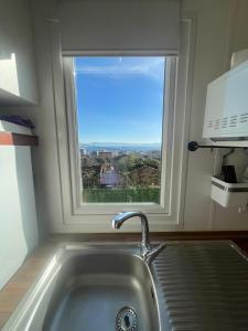 eine Küchenspüle und ein Fenster mit Aussicht in der Unterkunft Mobilhome en Ribeira con vistas in Ribeira
