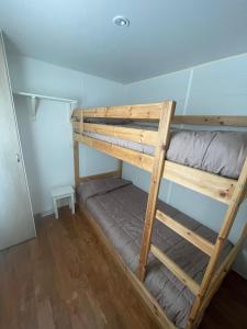 ein paar Etagenbetten in einem Zimmer in der Unterkunft Mobilhome en Ribeira con vistas in Ribeira