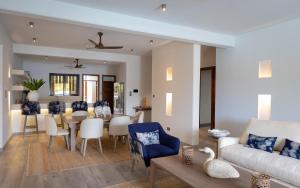 un salon avec un canapé et une salle à manger dans l'établissement Maharani Apartments, à Kwale