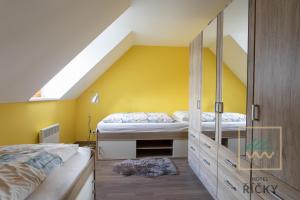 Postel nebo postele na pokoji v ubytování Apartmány pod Zakletým - Hotel Říčky