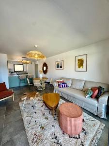 a living room with a couch and a table at Magnifique appart T3 vue mer in Propriano