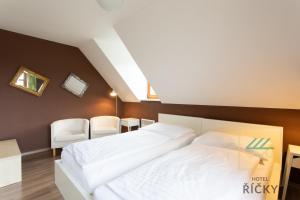 Postel nebo postele na pokoji v ubytování Apartmány pod Zakletým - Hotel Říčky
