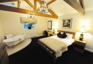 Letto o letti in una camera di Kings Croft Hotel