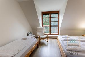Postel nebo postele na pokoji v ubytování Apartmány pod Zakletým - Hotel Říčky