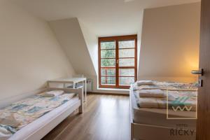 Postel nebo postele na pokoji v ubytování Apartmány pod Zakletým - Hotel Říčky