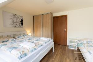 Postel nebo postele na pokoji v ubytování Apartmány pod Zakletým - Hotel Říčky