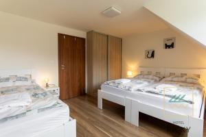 Postel nebo postele na pokoji v ubytování Apartmány pod Zakletým - Hotel Říčky