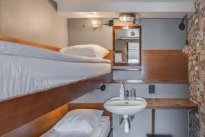 Postel nebo postele na pokoji v ubytování Rygerfjord Hotel & Hostel