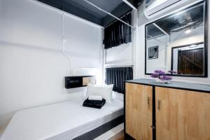 Postel nebo postele na pokoji v ubytování Vibes Hostel Bangkok