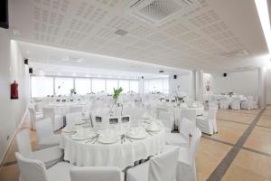 A restaurant or other place to eat at Hotel MasMonzon