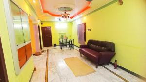a living room with a couch and a table at Thiru Arunesha Family Home Stay Tiruvannamalai in Tiruvannāmalai +22 photos