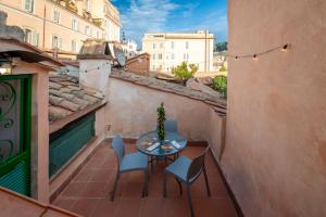 a patio with a table and chairs on a balcony at RomAntica Bocca della Verità in Rome
