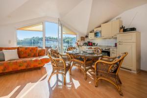 een keuken en woonkamer met een tafel en stoelen bij Düneneck 32 in Zempin