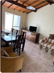 TV a/nebo společenská místnost v ubytování Casa Ampla com Piscina