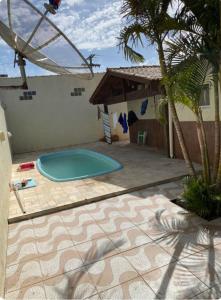 Bazén v ubytování Casa Ampla com Piscina nebo v jeho okolí