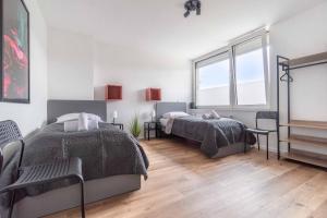 1 Schlafzimmer mit 2 Betten und einem Klavier in der Unterkunft WORKER'S HOME D30 - Reihenhaus mit 4 Schlafzimmern für 6 Personen in Wesel