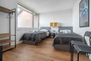 ein Schlafzimmer mit zwei Betten und einem Fenster in der Unterkunft WORKER'S HOME D30 - Reihenhaus mit 4 Schlafzimmern für 6 Personen in Wesel