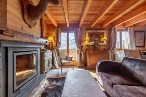 a living room with a couch and a fireplace at Authentique chalet montagnard in Isola 2000