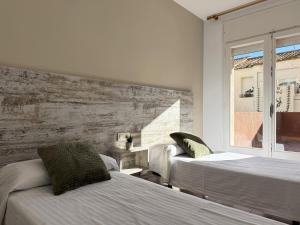 ein Schlafzimmer mit zwei Betten und einem Fenster in der Unterkunft Agi Sant Jordi in Roses