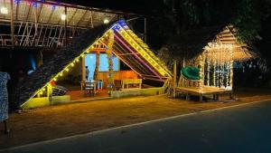 un parco giochi con scivolo e una casa di notte di Sigiri KP Family Home a Sigiriya