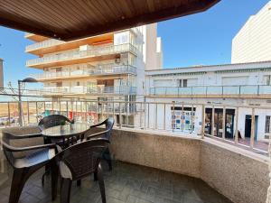 ein Balkon mit Tisch und Stühlen und ein Gebäude in der Unterkunft Agi Sant Jordi in Roses