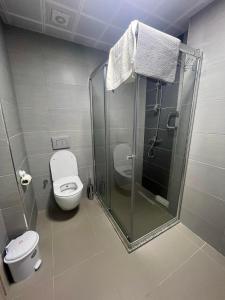 Et badeværelse på Prestige Apartments + 9 billeder