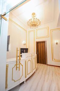 TV a/nebo společenská místnost v ubytování Downtown Antique Hotel