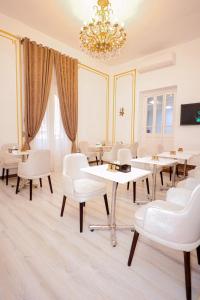 TV a/nebo společenská místnost v ubytování Downtown Antique Hotel
