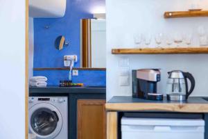Una cocina o zona de cocina en Skiff - Transformed studio on the water's edge