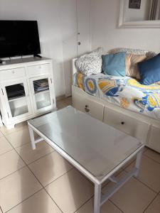 ein Wohnzimmer mit einer Couch und einem Couchtisch in der Unterkunft Superbe appartement T1 duplex,vue mer in La Croix-Valmer