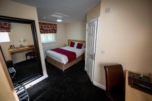 Letto o letti in una camera di Kings Croft Hotel