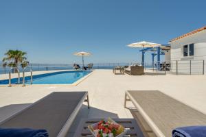 ośrodek z basenem i widokiem na ocean w obiekcie Villa Hemera ocean view private heated pool w mieście Chorafakia