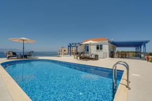 basen przed domem w obiekcie Villa Hemera ocean view private heated pool w mieście Chorafakia