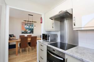 Η κουζίνα ή μικρή κουζίνα στο Fabulous beachfront 3 bed house with parking