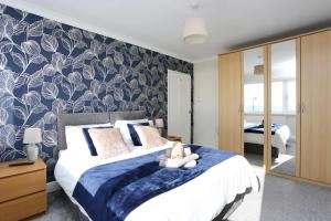 Ένα ή περισσότερα κρεβάτια σε δωμάτιο στο Fabulous beachfront 3 bed house with parking